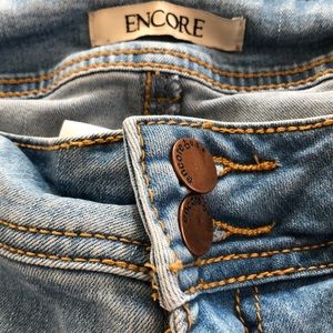 Distressed skinny jeans